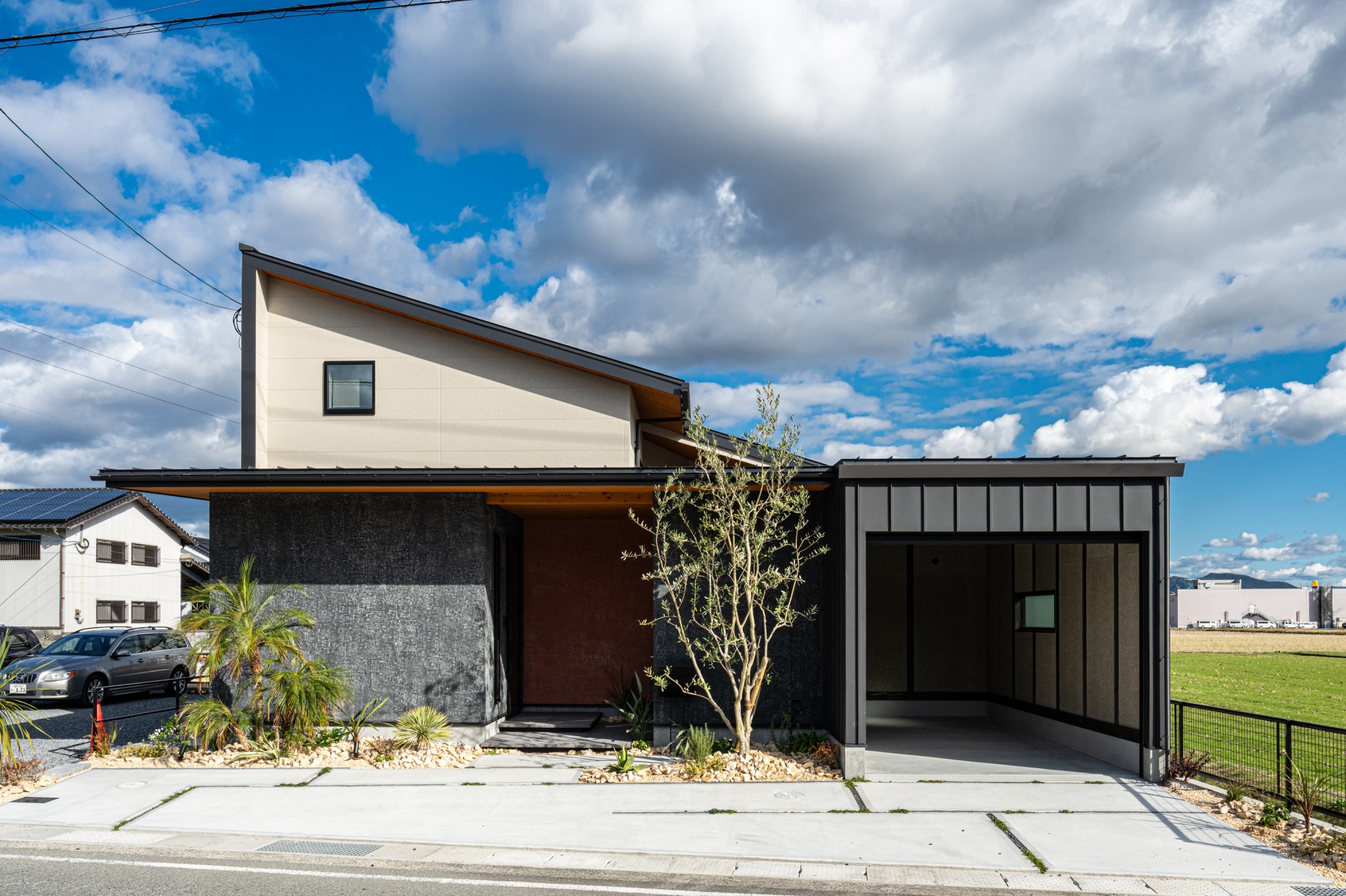 インナーガレージの重厚感ある佇まい