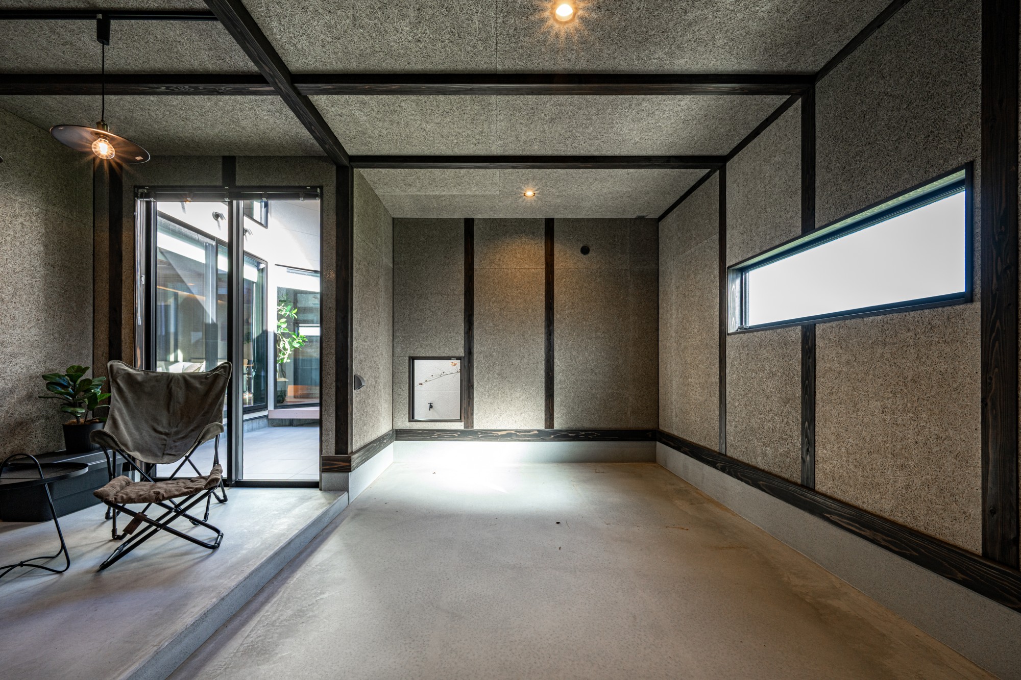 中庭と繋がるサロン付きガレージ