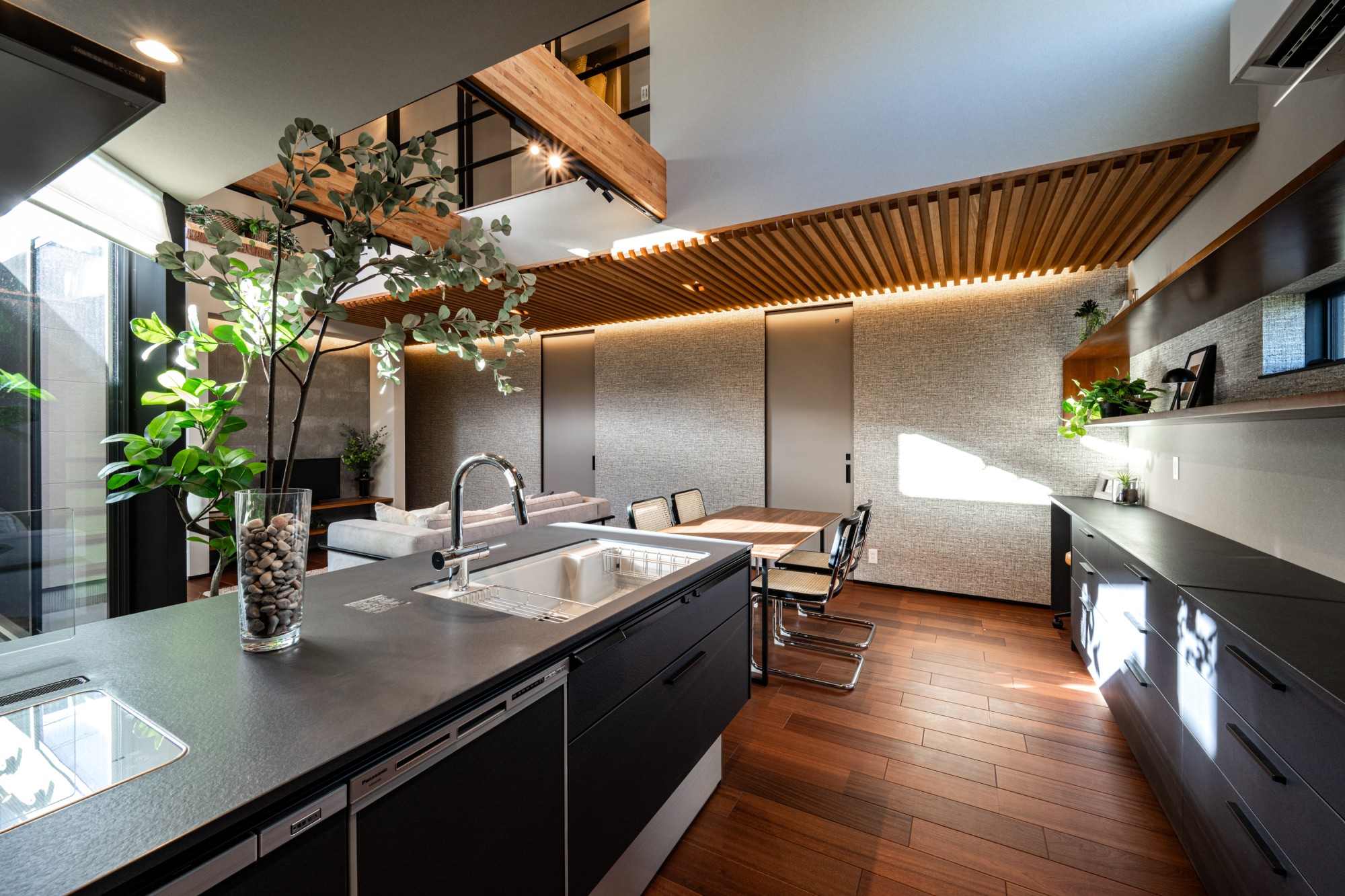 生活感を出さないゆとりのあるキッチン