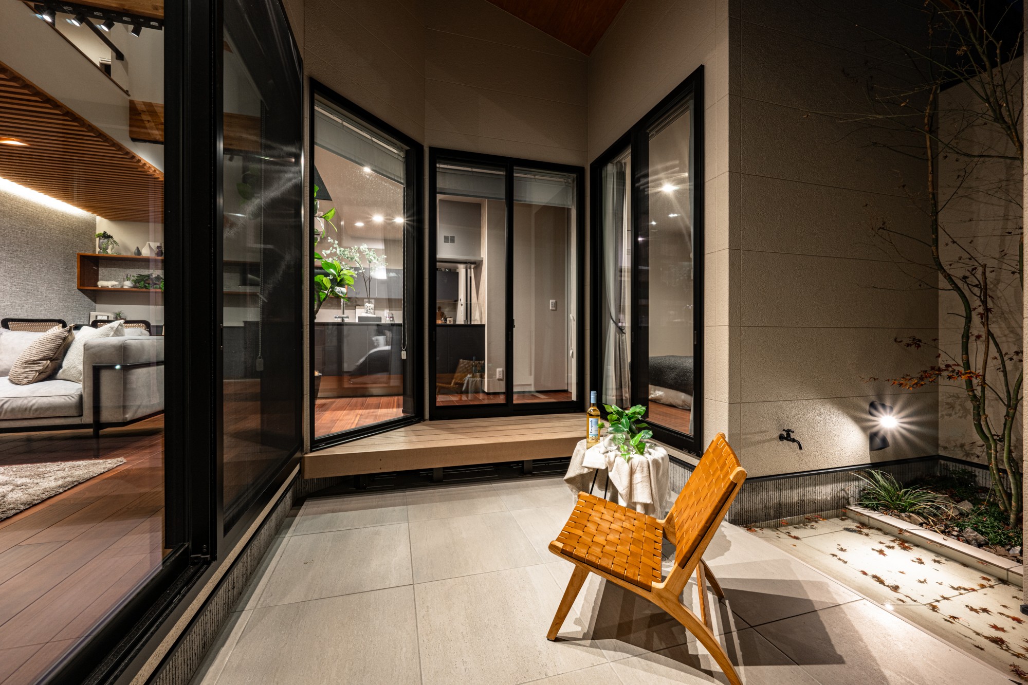 昼も夜も。それぞれの過ごし方を楽しめる中庭