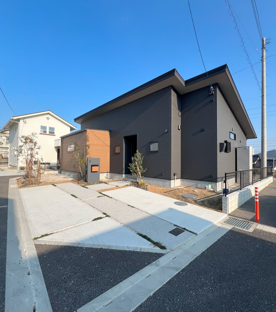 軒下テラスのある家事楽平屋