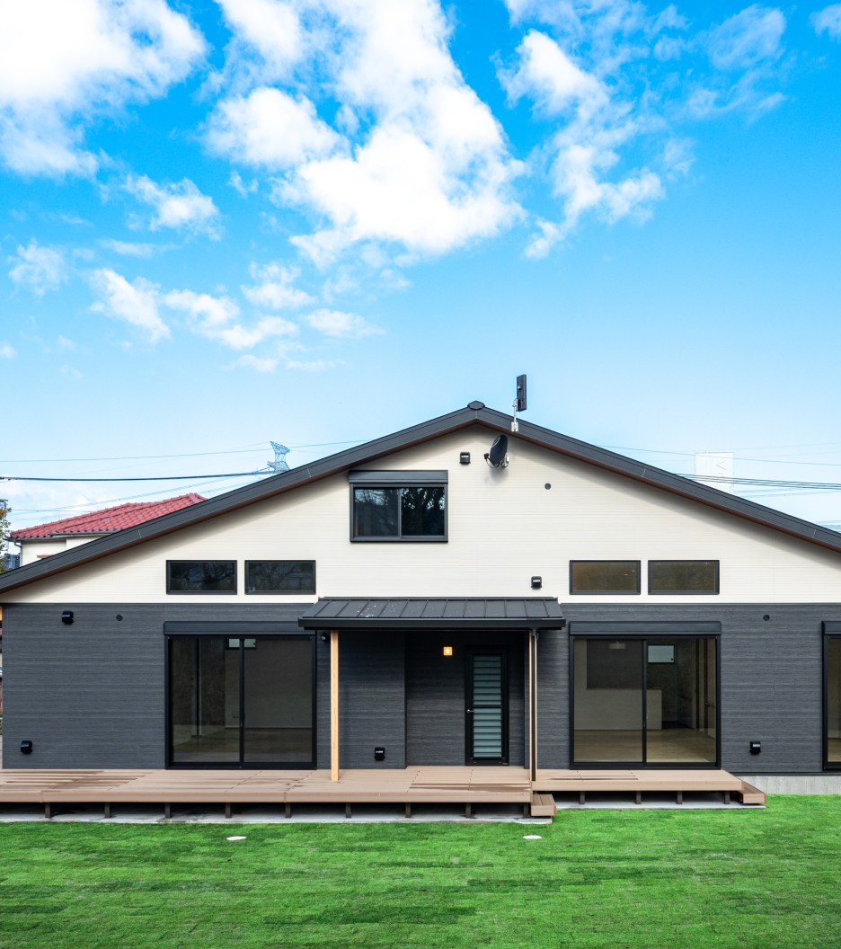 「世帯を超えて、心地よくつながる。旅館の佇まいを纏った平屋の二世帯住宅」 — 日常の中に、非日常のくつろぎを —