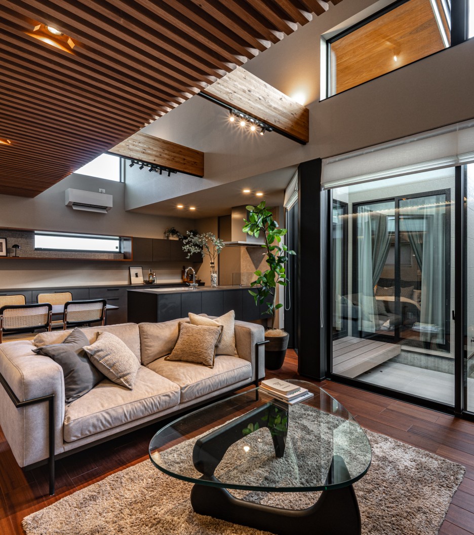 「内も外も、どこから見ても絵になる。趣味と暮らしを美しく包む住まい」 — 光・高さ・中庭が生む、開放感あふれる家 —